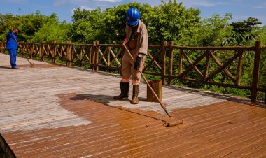 Prefeitura realiza manutenção no deck de madeira em Arembepe