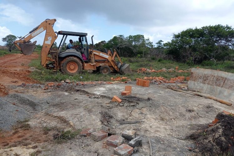 Sedur realiza demolição de construção irregular em Arembepe