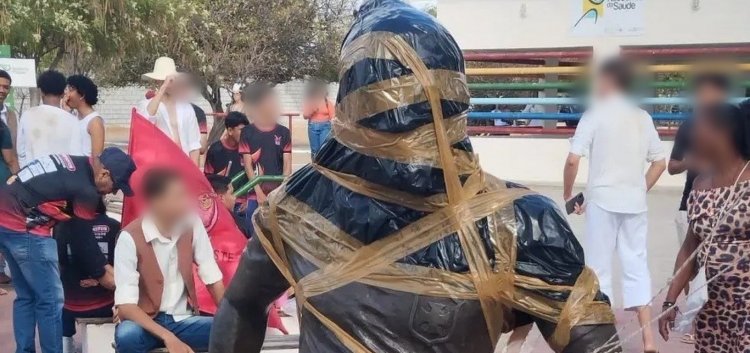 Estátua de Daniel Alves em Juazeiro é vandalizada e população pede remoção