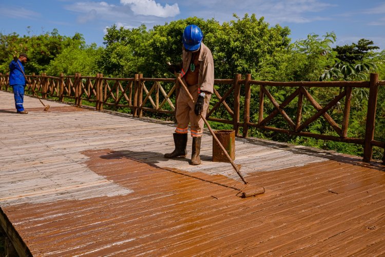 Prefeitura realiza manutenção no deck de madeira em Arembepe