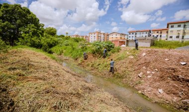 Limpeza de canais contempla sede e costa de Camaçari