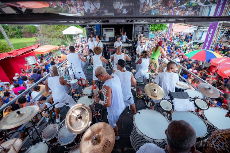 Banda Timbalada arrasta multidão no Festival de Arembepe 2024