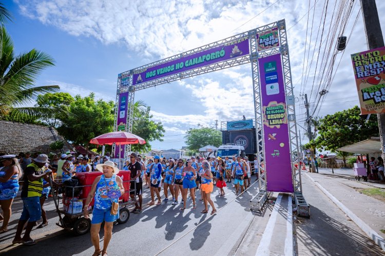 Blocos de rua agitam foliões no último dia do Festival de Arembepe 2024