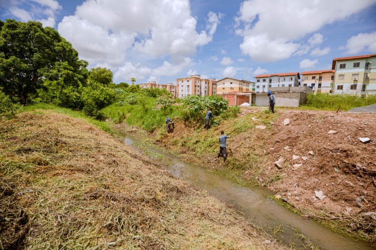 Limpeza de canais contempla sede e costa de Camaçari