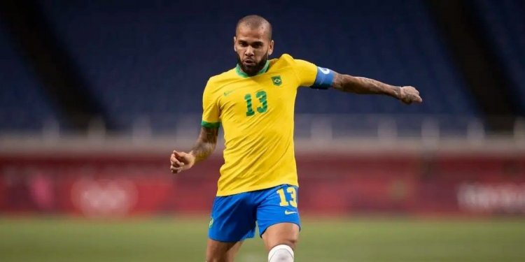 Daniel Alves se pronuncia pela primeira vez após deixar prisão