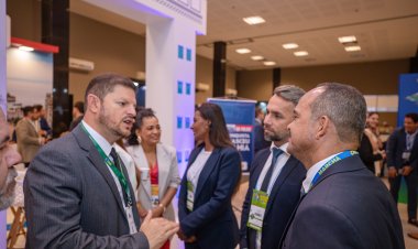 Prefeito Elinaldo visita estande da UPB no 3º dia da Marcha em Defesa dos Municípios