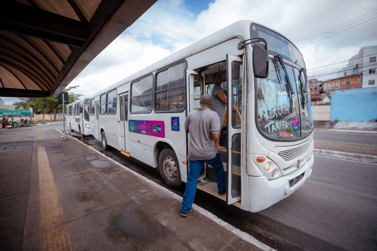 Moradores de Vila de Abrantes e Jauá cobram organização nas filas do terminal de coletivo na Feira de Camaçari.