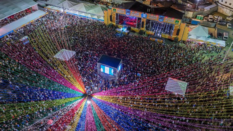 Público lota Espaço Camaçari 2000 na 1ª noite do Camaforró 2024