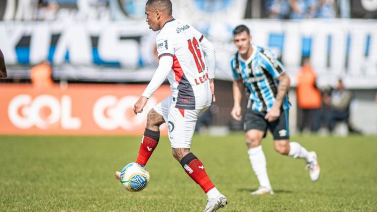 Grêmio vence com gols no segundo tempo e liga alerta 'vermelho' do Vitória no Brasileirão