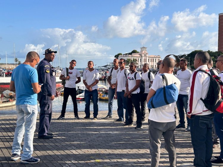 Pescadores de Camaçari passam por capacitação promovida pela Marinha do Brasil