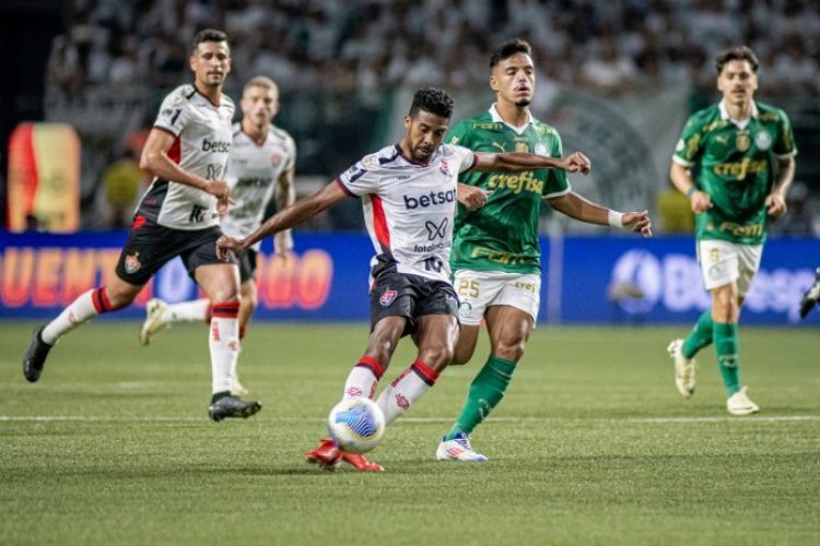 Vitória surpreende Palmeiras e quebra invencibilidade no Allianz Parque