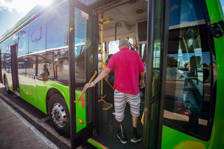 Durante teste na sede, ônibus 100% elétrico é aprovado pela população