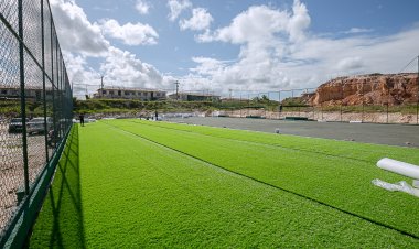 Campo de futebol do Jardim Limoeiro recebe instalação de grama sintética