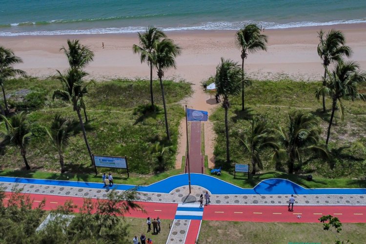 Praia do Paraíso, em Guarajuba, tem selo Bandeira Azul renovado para temporada 2024/2025