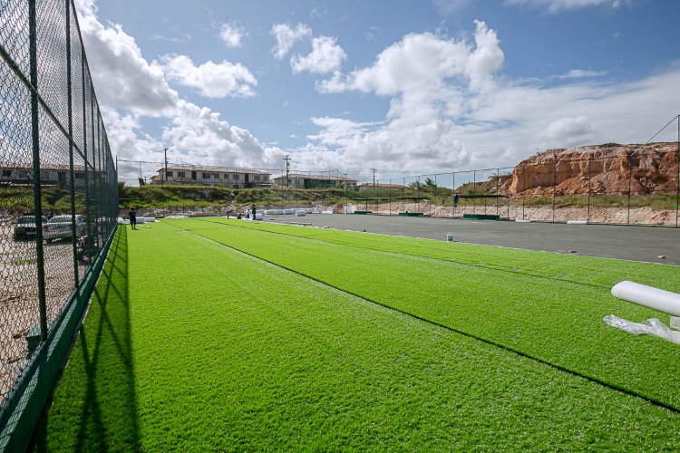 Campo de futebol do Jardim Limoeiro recebe instalação de grama sintética