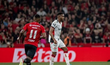 Vitória vence Athletico-PR de virada e se distancia da zona de rebaixamento