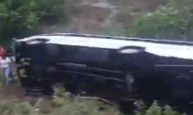 GRAVE: Ônibus capota na Região Metropolitana de Salvador e deixa feridos