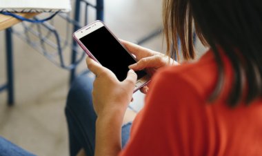 Lei proíbe celulares nas aulas e reacende debate sobre tecnologia na educação